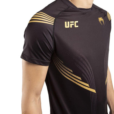 חולצה מנדפת שרוול קצר שחור-זהב UFC Pro Line-®VENUM-בש גל - ציוד ספורט