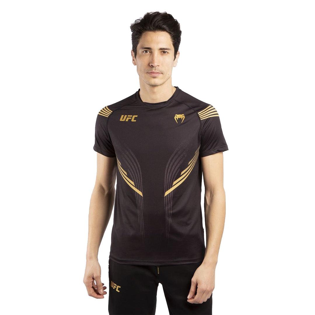 חולצה מנדפת שרוול קצר שחור-זהב UFC Pro Line-®VENUM-בש גל - ציוד ספורט