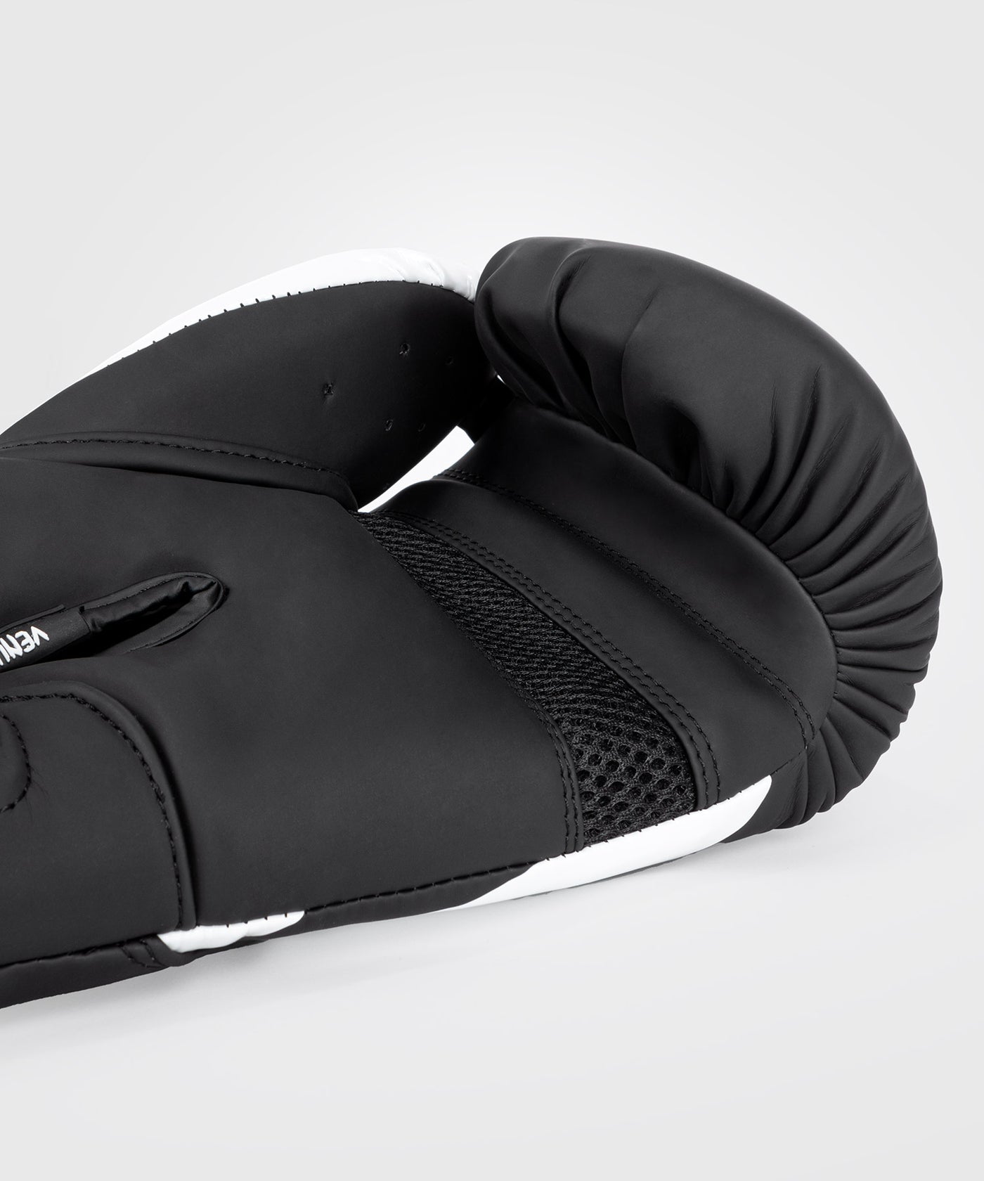 כפפות איגרוף Venum Challenger 4.0 Boxing Gloves - Black/White