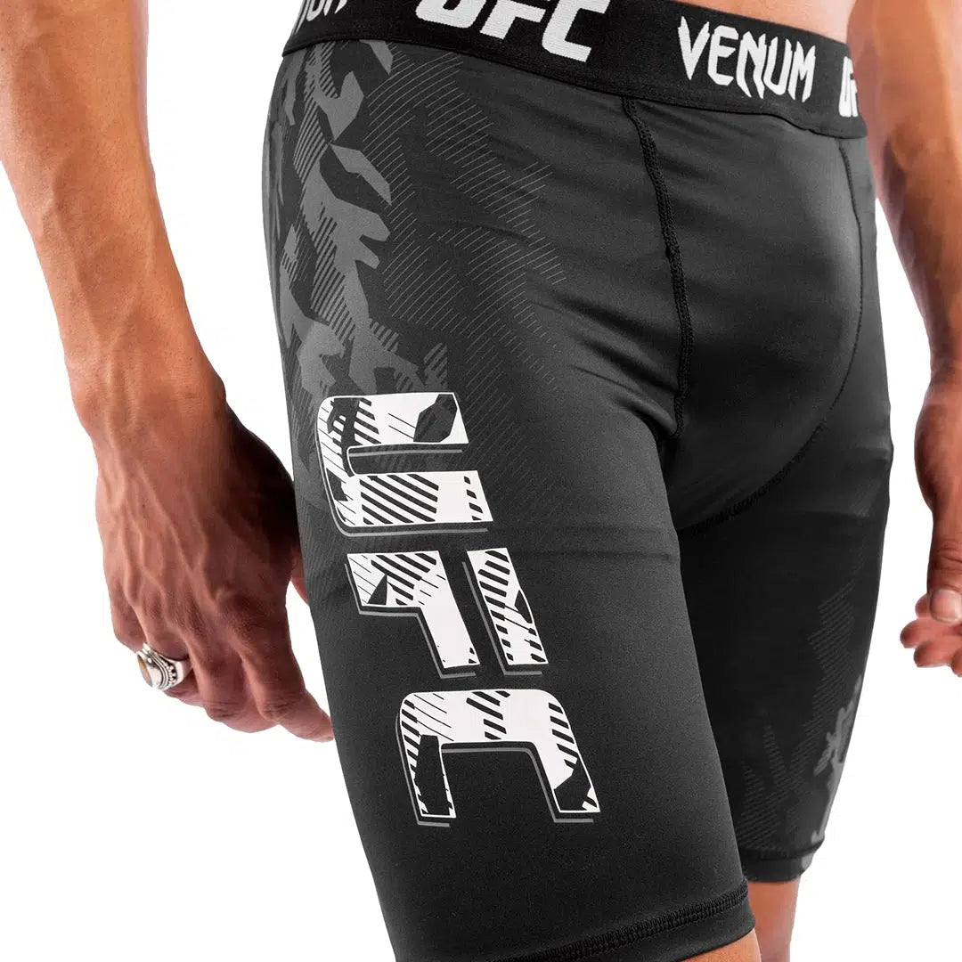 מכנסי טייץ קצר, שחור UFC Authentic Fight Week-®VENUM-בש גל - ציוד ספורט
